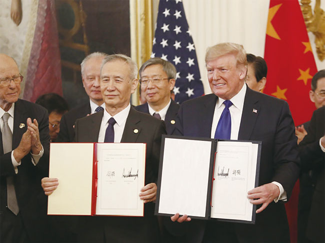 1월 15일 도널드 트럼프(오른쪽) 미국 대통령과 류허 중국 부총리가 미국 워싱턴DC에서 만나 1단계 무역 합의안에 서명했다. 사진 블룸버그