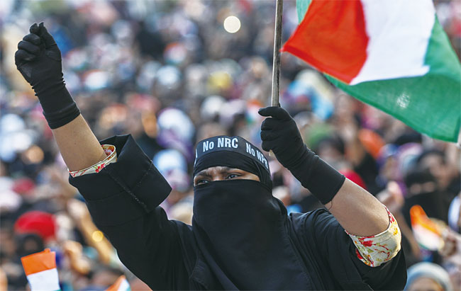 한 무슬림 여성이 1월 26일 인도 뭄바이주에서 열린 시민권법 개정안 반대 시위에 참석해 구호를 외치고 있다. 사진 EPA연합