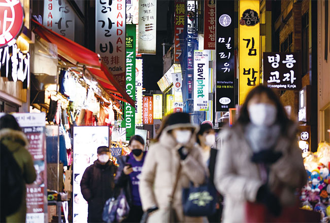 2월 3일 서울 명동 쇼핑가에서 마스크를 쓴 사람들이 걷고 있다. 이날 홍남기 경제부총리 겸 기획재정부 장관은 “바이러스 조기 종식이 이뤄지지 않을 경우 경기 둔화 압력으로 작용할 것”이라고 말했다. 사진 블룸버그
