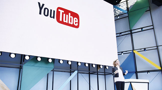 2017년 5월, 구글 개발자회의에서 발표 중인 유튜브 CEO 수잔 보이치키. 사진 블룸버그