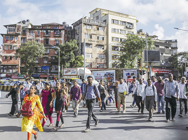 짐 오닐 소장은 인도 경제를 앞으로 10년간 성장성이 높은 경제로 주목했다. 사진은 2019년 4월 29일 인도 뭄바이의 한 기차역 앞을 지나는 통근자들. 사진 블룸버그
