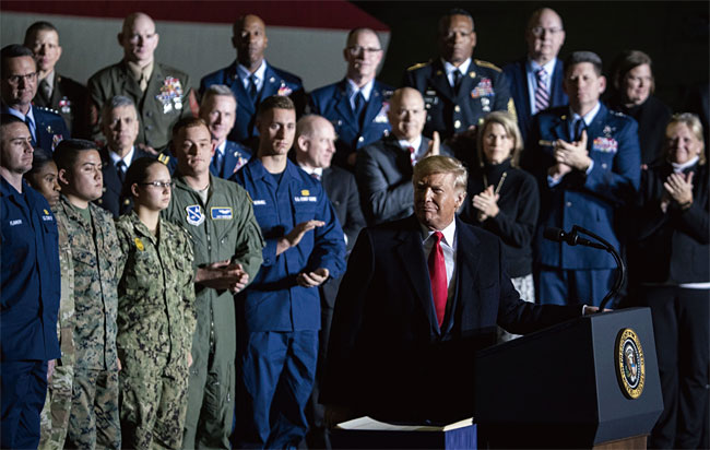 도널드 트럼프 미국 대통령이 지난해 12월 20일(현지시각) 미국 메릴랜드주 앤드루스 공군기지에서 우주사령부를 우주군으로 격상하는 내용이 담긴 국방수권법에 서명한 뒤 연설하고 있다. 사진 블룸버그