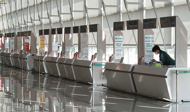 코로나19 확산으로 여행객이 급감하고 있는 가운데 2월 11일 인천국제공항 제1여객터미널 출국장 3층 여행사 창구가 한산하다. 사진 연합뉴스