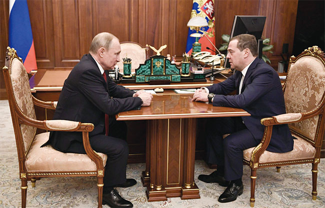 1월 15일 블라디미르 푸틴(왼쪽) 러시아 대통령이 모스크바 크렘린궁에서 드미트리 메드베데프 총리와 대화하고 있다. 사진 AFP연합