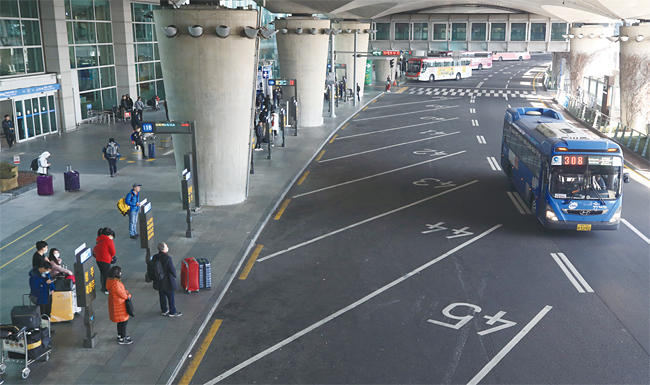 인천국제공항 제1여객터미널 버스 승강장 모습. 서울시에 따르면 코로나19 발병 이후 항공기 탑승객이 줄면서 공항 리무진 이용객도 30% 이상 감소했다. 사진 연합뉴스