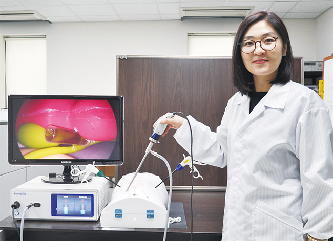 배수진 전기연 RSS센터장이 췌장암 표적 치료용 형광복강경 광원장치를 들고 있다. 사진 한국전기연구원
