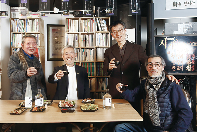 김윤세(왼쪽에서 두 번째) 회장이 ‘신풍류도’ 술모임을 하고 있다. 사진 양수열 C영상미디어 기자