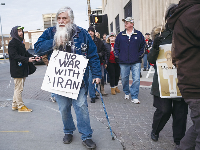 1월 9일 미국 오하이오에서 한 시위자가 이란과의 전쟁을 반대한다는 피켓을 들고 시위하고 있다. 사진 블룸버그