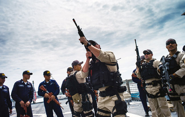 2015년 미 해군과 필리핀 해군이 USS포트워스호에서 합동 훈련(CARAT)을 하고 있다. 사진 블룸버그