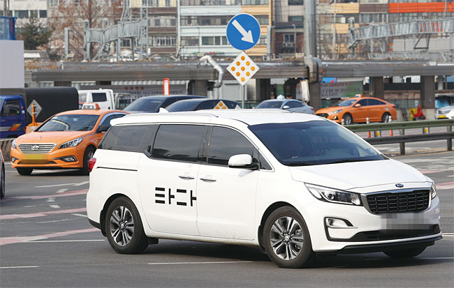 11인승 승합차 호출 서비스 ‘타다’가 합법이라는 법원의 첫 판단이 나온 2월 19일 서울 시내에서 타다 차량과 택시가 거리를 달리고 있다. 사진 연합뉴스