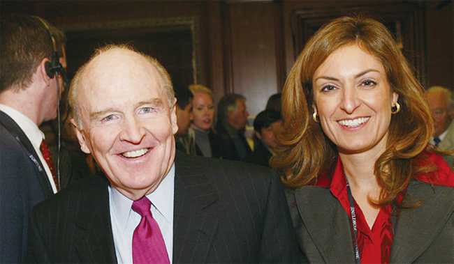 웰치 전 회장과 그의 아내 수지 웰치가 2003년 워싱턴에서 열린 ‘포천 글로벌 포럼’에 참석해 사진 촬영을 하고 있다. 사진 블룸버그