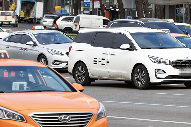 서울 시내를 달리고 있는 타다와 택시. 사진 연합뉴스