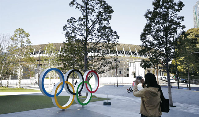 모리 요시로 2020도쿄올림픽·패럴림픽 조직위원장은 3월 11일 “지금 단계에서 방향이나 계획을 바꾸는 것은 전혀 생각하고 있지 않다”고 했다. 사진은 도쿄올림픽 메인 경기장 인근 올림픽 박물관 앞. 사진 블룸버그