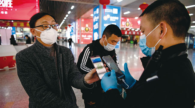 2월 28일 중국 원저우 기차역에서 한 승객이 경비원에게 녹색 건강 코드를 확인받고 있다. 사진 AFP연합