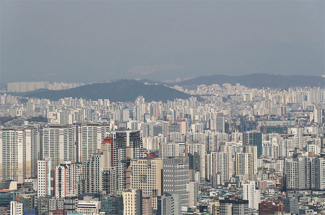 많은 연구기관이 올해 서울 아파트값은 소폭 상승할 것으로 예상했다. 하지만 코로나19 사태가 위기로 치닫는다면 서울도 약세로 진입할 가능성이 크다. 사진 연합뉴스