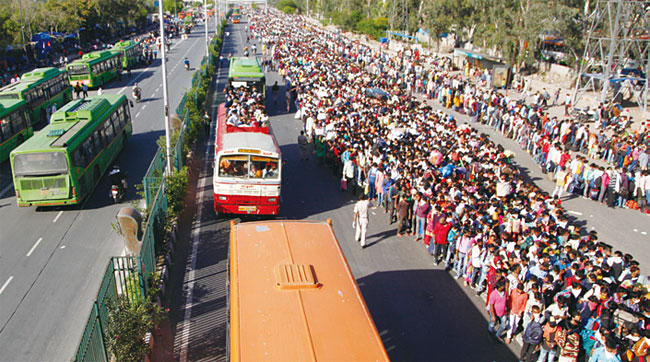 인도 정부의 봉쇄 조치로 일자리를 잃은 노동자들이 귀향 버스를 기다리고 있다. 사진 AP연합