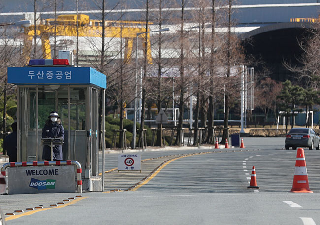 3월 11일 오후 경남 창원 두산중공업 정문의 한산한 모습. 사진 연합뉴스