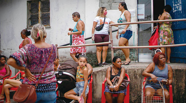NGO가 제공하는 코로나19 구호 식품을 받기 위해 줄을 선 브라질 사람들. 사진 AFP연합