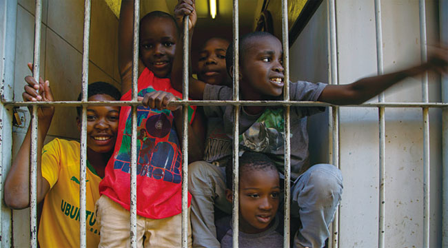 남아프리카공화국의 어린이들. 남아공은 아프리카 대륙에서 코로나19 확진자가 가장 많다. 사진 AP연합