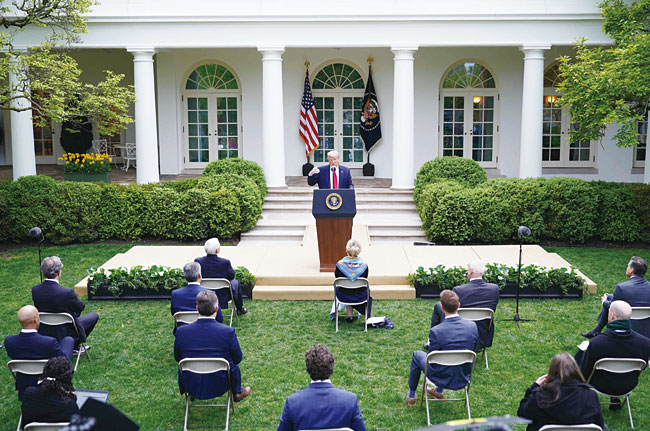 도널드 트럼프 미국 대통령이 4월 14일(현지시각)백악관 로즈가든에서 열린 기자회견에서 발언하고 있다. 그는 이 자리에서 “주지사들에게 권한을 부여하겠다”고 했다. 사진 블룸버그