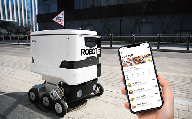 로보티즈에서 개발한 자율주행 배달 로봇이 식권대장 앱을 통해 주문된 음식을 배달하고 있다. 사진 벤디스