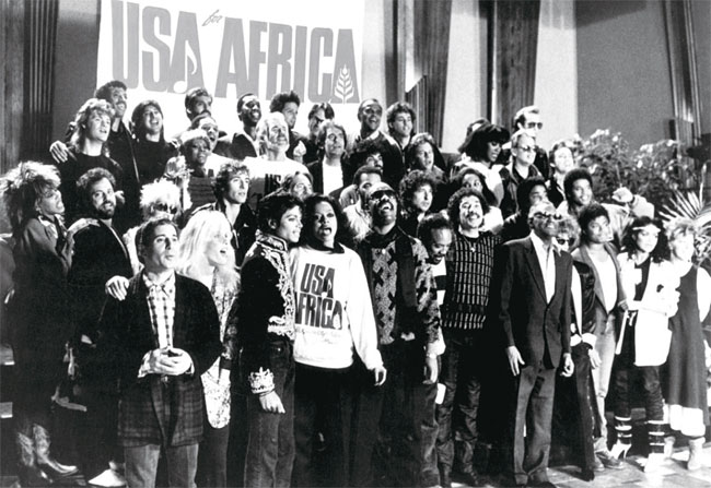 1985년 마이클 잭슨, 라이오넬 리치를 중심으로 한 슈퍼 프로젝트 ‘USA for Africa’가 ‘We Are The World’를 부르고 있다. 사진 위키피디아