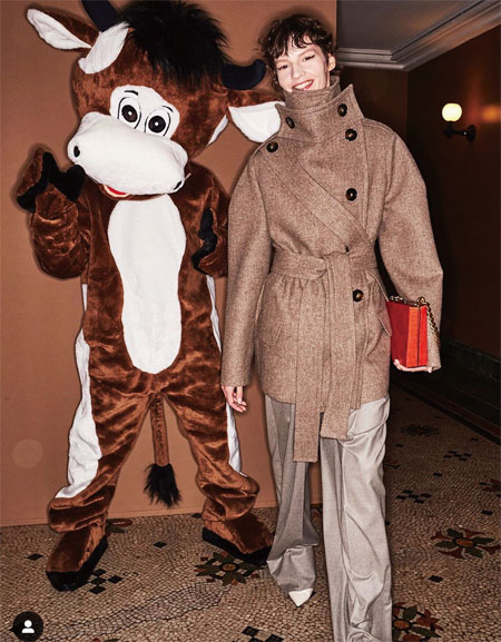디자이너 스텔라 매카트니는 지난파리 컬렉션의 2020년 f/w 무대에서 ‘#Cruelty-Free’란 메시지와 함께 동물 탈을 쓴 모델을 런웨이에 등장시켰다. 사진 스텔라 매카트니 인스타그램