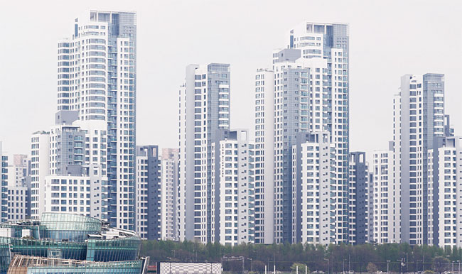4·15 총선 이후 서울 강남권 아파트 시장에 호가를 낮춘 급매물이 증가했다. 4월 20일 오후 서울 서초 일대 아파트단지. 사진 연합뉴스