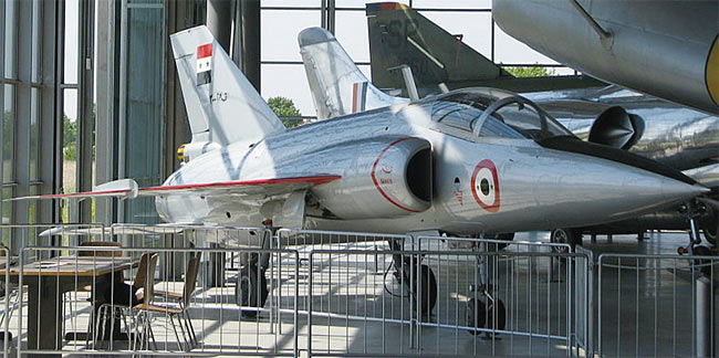 아프리카 최초의 제트전투기인 이집트의 HA-300. 스페인이 포기한 프로젝트를 인수해 완성했지만 결국 3기만 만들고 양산은 실패했다. 소련이 MiG-21 전투기를 저렴하게 공급해 주기로 약속한 점도 하나의 이유였다. 사진 위키피디아