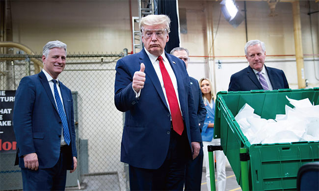 고글을 쓴 도널드 트럼프 미국 대통령이 5월 5일 애리조나주 피닉스에서 마스크 생산 기업 허니웰의 공장을 시찰하고 있다. 사진 AFP연합