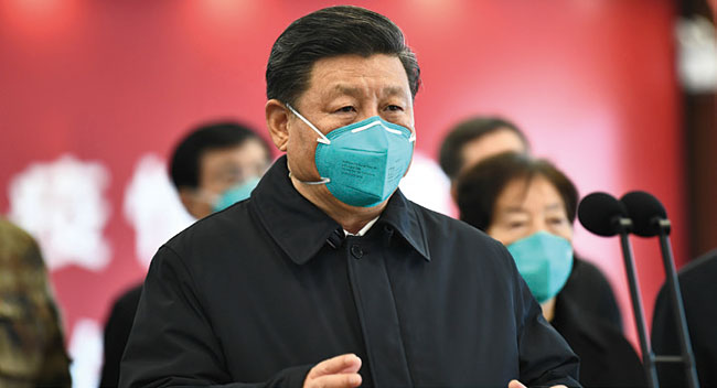 시진핑 국가주석이 3월 10일 우한을 방문, 코로나19 대응 의료진, 환자들과 대화하고 있다. 사진 AP연합
