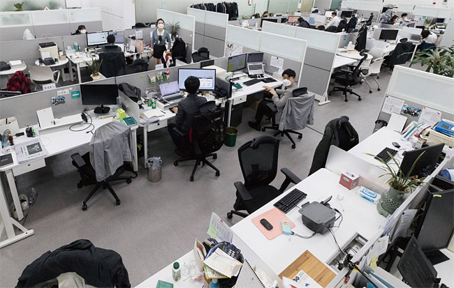 2월 26일 서울 종로구에 있는 한 사무실. 코로나19로 직원 50%가 재택근무에 들어가 빈자리들이 보인다. 사진 조선일보 DB