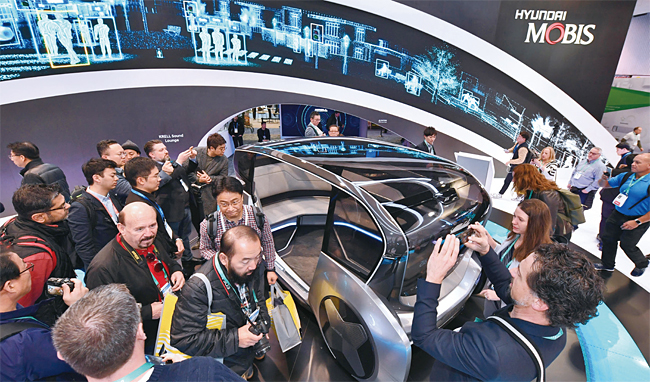 1월 미국 라스베이거스에서 열린 CES에서 업계 관계자들이 현대모비스의 전기차 공유 콘셉트카 ‘엠비전S’를 관람하고 있다. 사진 현대모비스