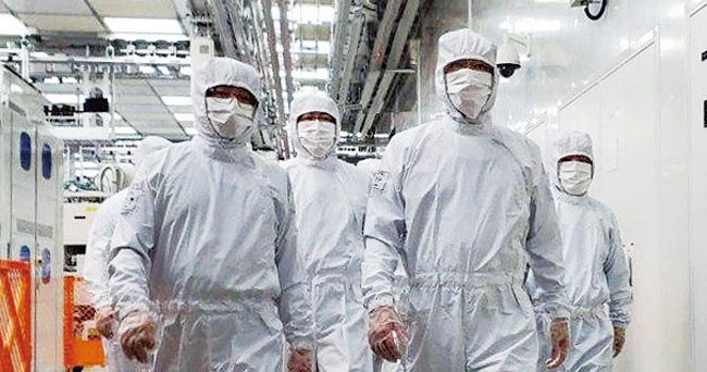 이재용(선두 오른쪽) 삼성전자 부회장이 5월 18일 중국 시안 공장 생산라인을 점검하고 있다. 사진 연합뉴스