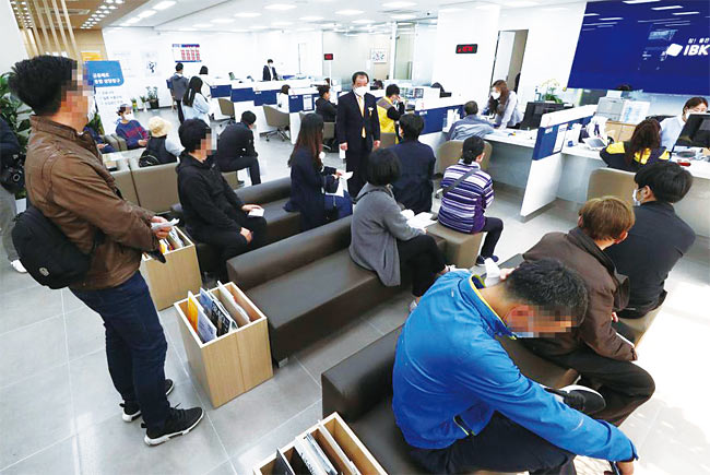 4월 7일 오후 기업은행 대전중앙로 지점에서 소상공인들이 대출 상담을 받기 위해 대기하고 있다. 사진 조선일보 DB