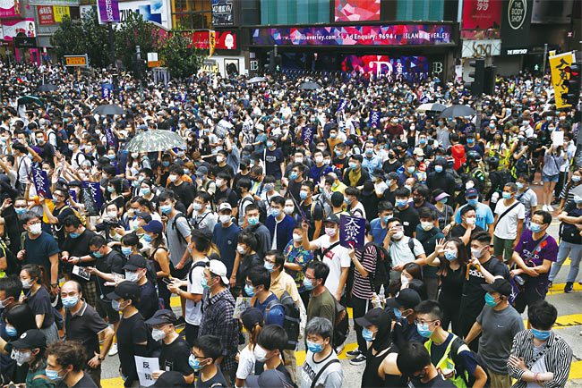 5월 24일 홍콩보안법 제정에 반발한 시민들이 홍콩 최대 번화가인 코즈웨이베이를 가득 메우고 있다. 사진 AFP연합