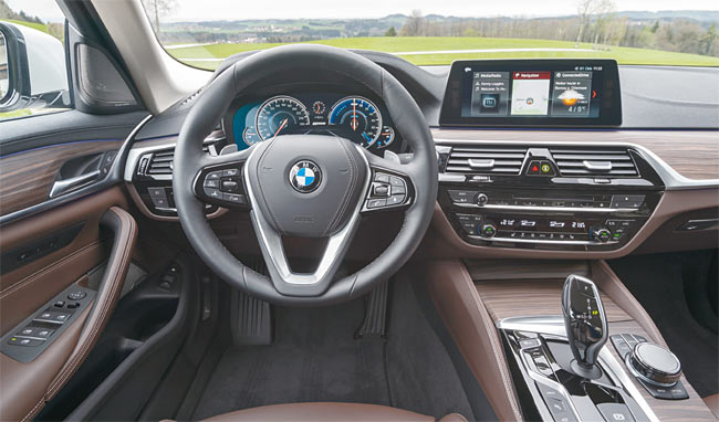 BMW 530e M 스포츠 패키지 앞좌석. 사진 BMW