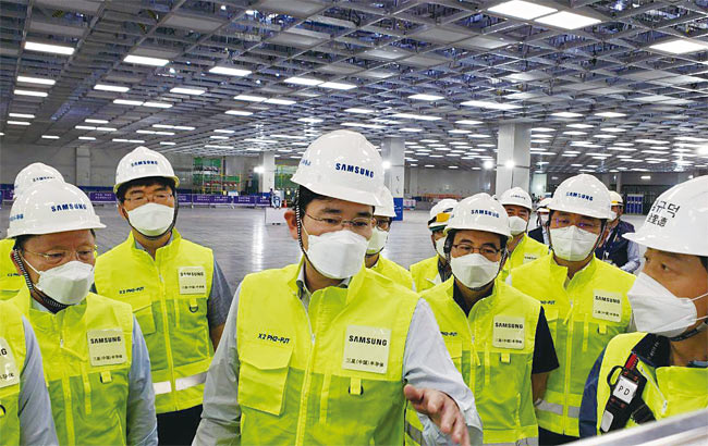 이재용(가운데) 삼성전자 부회장이 5월 18일 중국 시안에 있는 반도체 공장을 방문해 현장 점검을 하고 있다. 사진 삼성전자