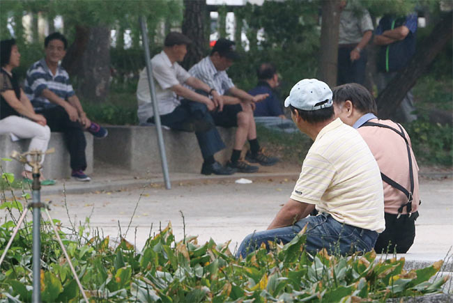 서울 종로구 탑골공원에서 노인들이 앉아서 시간을 보내고 있다. 사진 조선일보 DB