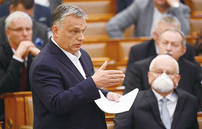 빅토르 오르반 헝가리 총리가 3월 23일 헝가리 부다페스트 국회의사당에서 코로나19 사태 상황에 대해 브리핑하고 있다. 사진 AP연합