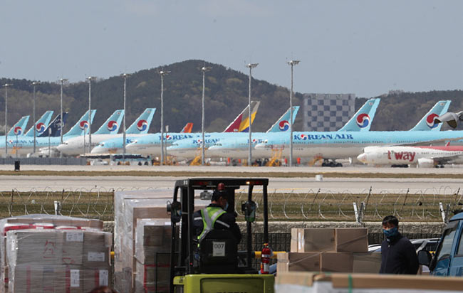 4월 21일 인천국제공항에 항공기들이 코로나19 영향으로 멈춰 서 있다. 사진 연합뉴스