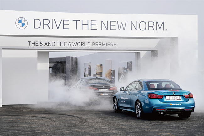 BMW는 5월 27일 세계 최초로 5시리즈와 6시리즈 그란투리스모 내·외관 변경 모델을 공개하는 행사를 드라이브 스루 방식으로 열었다. 사진 BMW