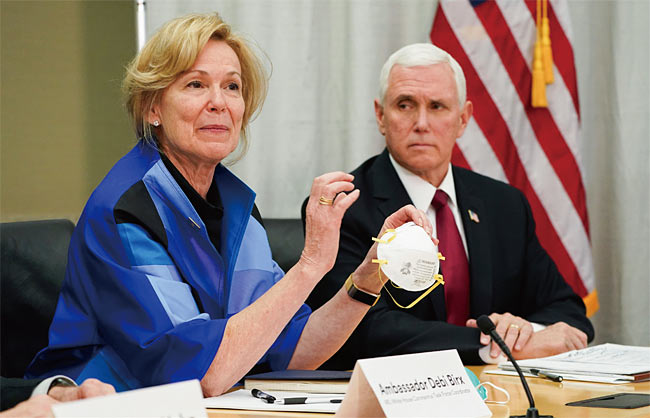미국 백악관 코로나19 태스크포스의 데보라 브릭스(왼쪽) 박사와 마이크 펜스 부통령이 3월 5일(현지시각)미네소타주 메이플우드에 있는 3M 본사를 방문해 회사 임직원들과 회의하고 있다. 사진 AP연합