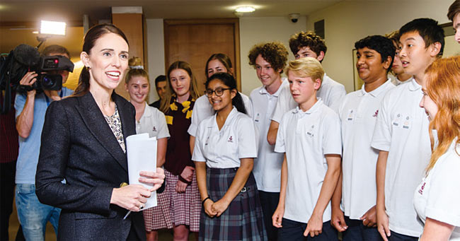 저신다 아던 뉴질랜드 총리가 2019년 3월 21일 시민과 대화하고 있다. 사진 블룸버그