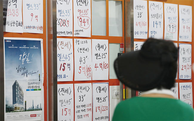 5월 24일, 서울의 한 부동산중개업소에서 전·월세 매물을 보는 시민. 사진 연합뉴스