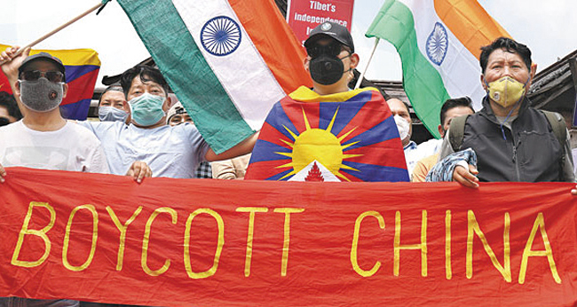 중국산 제품 불매 운동 시위를 벌이는 인도 시민들. 사진 EPA연합