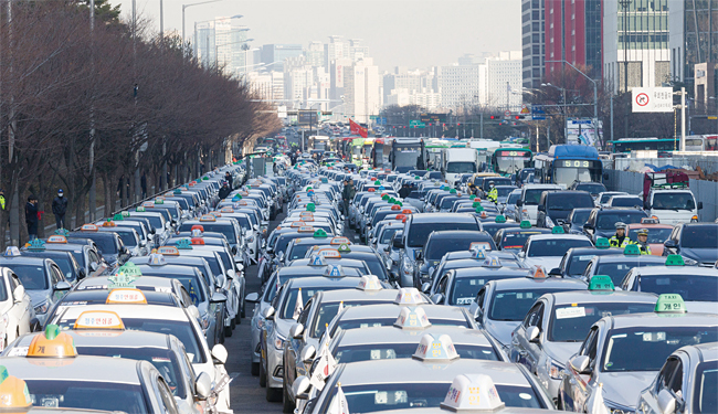 2018년 12월 20일 서울 여의도 마포대로 인근에 택시가 도로를 점거하고 있다. 사진 조선일보 DB