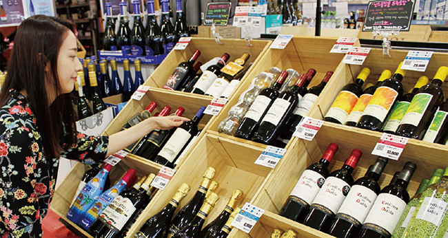 롯데마트가 3000원대 스페인 와인을 6월 25일 출시했다. 사진 연합뉴스