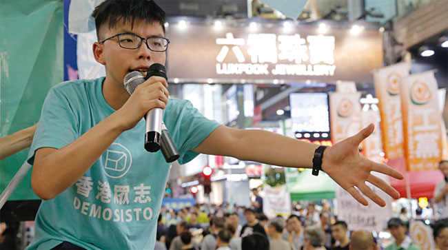 홍콩 민주화 운동의 상징적 인물인 조슈아 웡이 체포될 것이라는 소문이 돌고 있다. 사진 AP연합