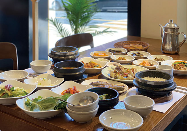 고미정 식당 테이블에 놓인 간장게장정식. 사진 김하늘